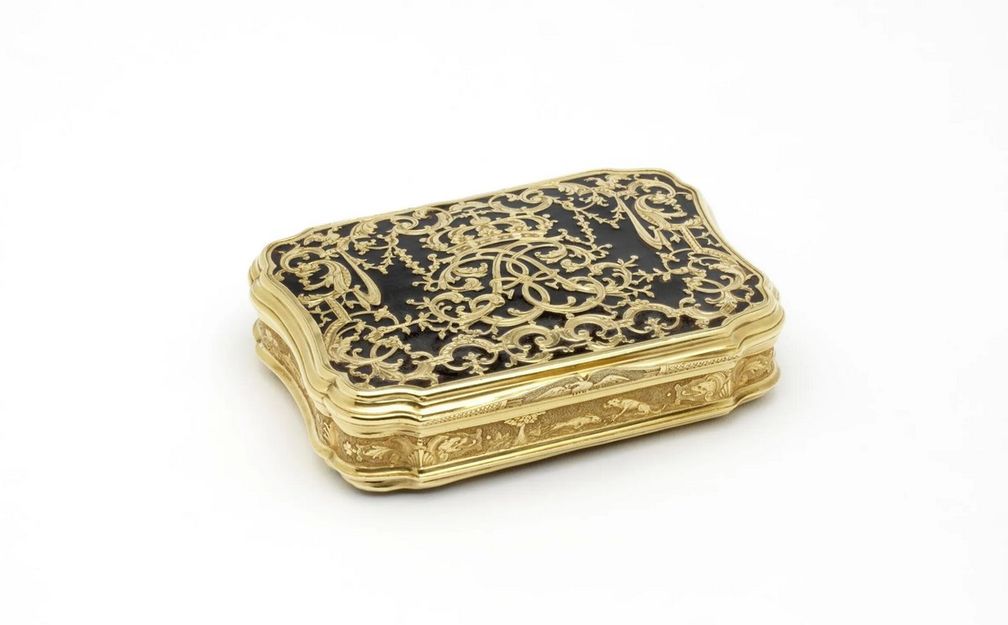 Табакерка из золота и панциря черепахи, изготовленная в ознаменование свадьбы Филиппа V Испанского и Елизаветы Фарнезе (около 1714). Фото: Музей Виктории и Альберта, Лондон