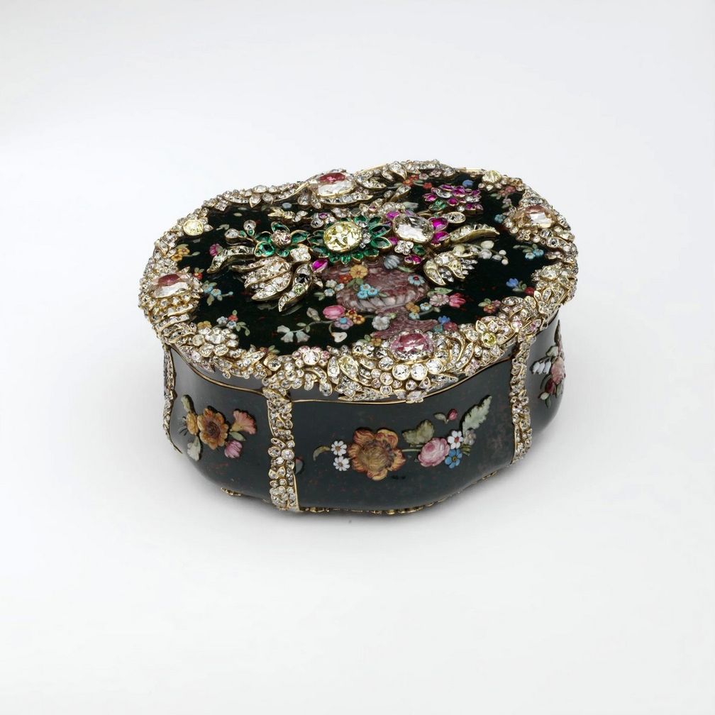 Табакерка из коллекции Фридриха Великого, изготовленная из золота, гематита, бриллиантов, изумрудов и стекла (Берлин, около 1765 года). Фото: Музей Виктории и Альберта, Лондон