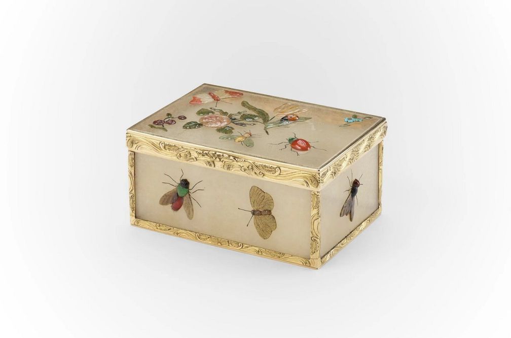  Табакерка из твердого камня в золотой оправе с насекомыми и цветами, Берлин или Дрезден (около 1750 года). Фото: Музей Виктории и Альберта, Лондон