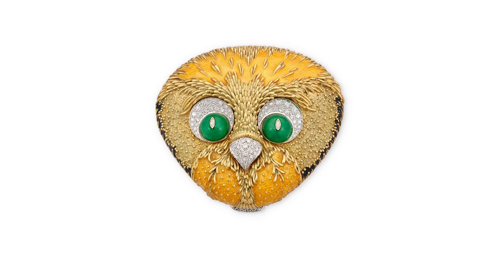 Эта пудреница из 18-каратного золота, эмали и бриллиантов изготовлена в Италии и имеет клеймо «Modele FC Depose»