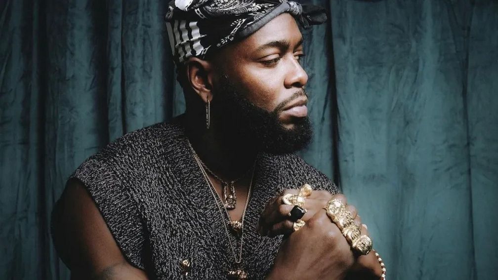 Ювелирный дизайнер Джонни Нельсон в своих украшениях Ювелирный дизайнер Джонни Нельсон в своих украшениях