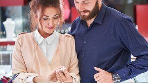 Когда речь заходит о помолвочном кольце, главное – правильный выбор