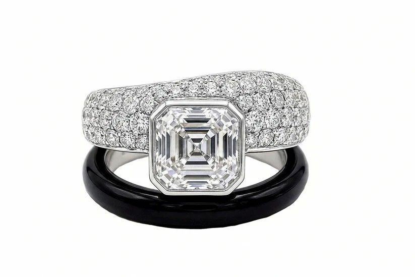 Кольцо Savoy от LÖF Jewellery из белого золота 18 карат с сапфиром огранки Ашер 3,5 карата, бриллиантами в паве общим весом 2,5 карата и ониксом 