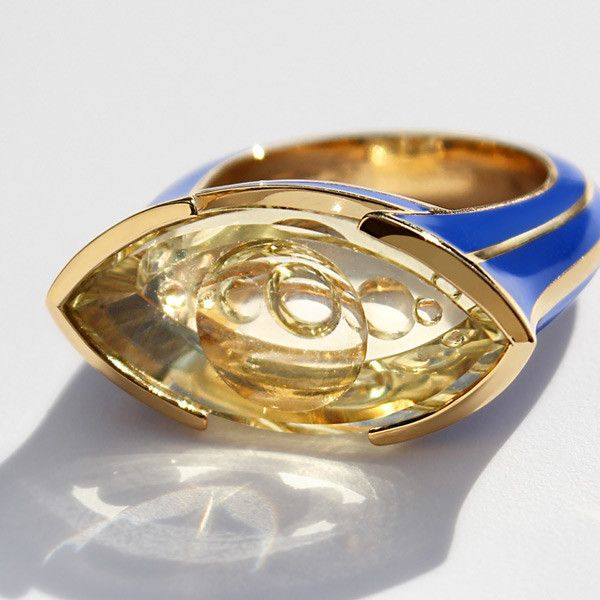 Уникальное кольцо, изготовленное на заказ Matilda Bardet из 18-каратного желтого золота с эмалью и бразильским кварцем 9,5 карата
