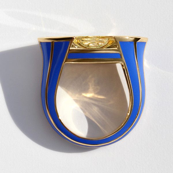 Вид сбоку, демонстрирующий пузырьки, вырезанные вручную в кварце 