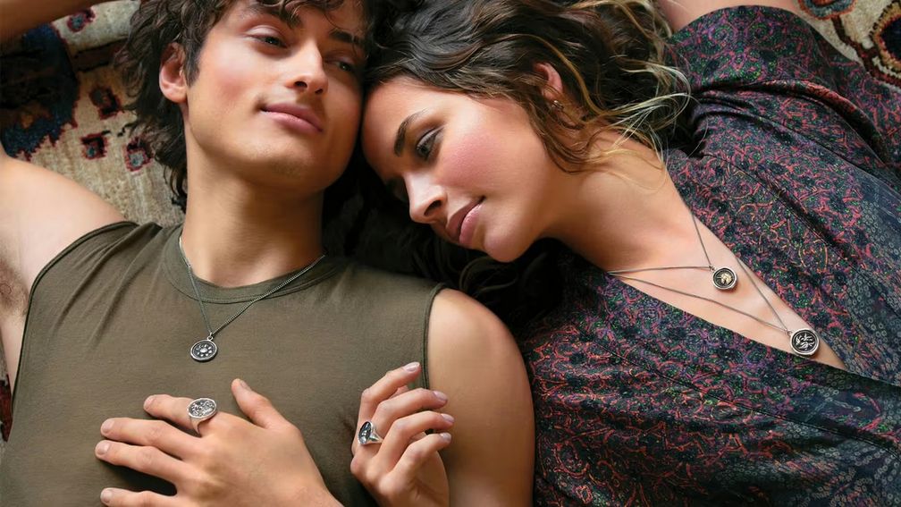 Коллекция The Space Between от Pyrrha включает талисманы и мотивы, посвященные темам связи, размышления и эмоционального пространства