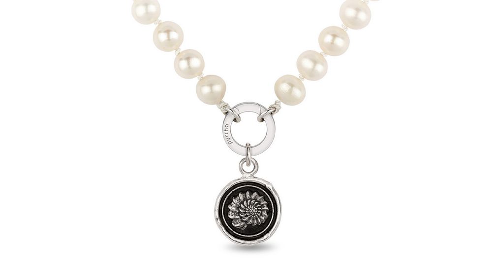 Кулон Becoming («Становление») из стерлингового серебра с зажимом Talisman («Талисман») на ожерелье из пресноводного жемчуга. Мотив наутилуса вдохновляет на устойчивый, целенаправленный рост