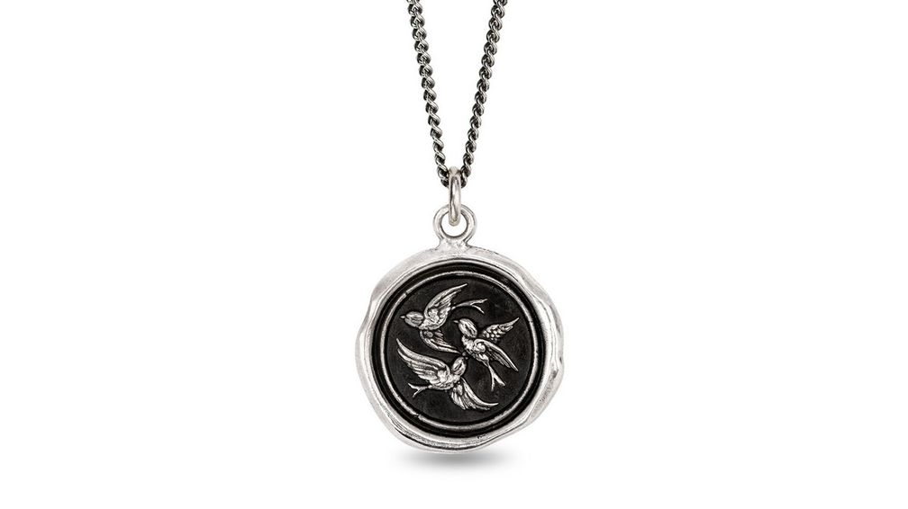 Ожерелье Birds of a Feather («Птицы одного пера») из стерлингового серебра посвящено семье и чувству принадлежности