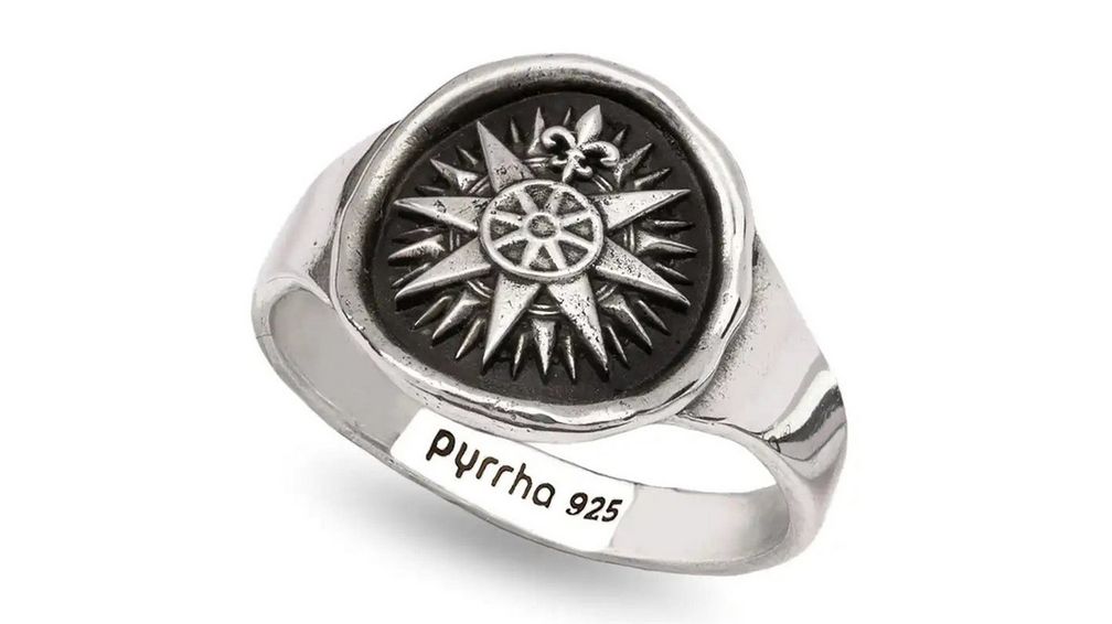 Новая модель бренда — сигарное кольцо Direction («Направление») из стерлингового серебра. Оно призвано помочь своему владельцу оставаться на правильном пути 