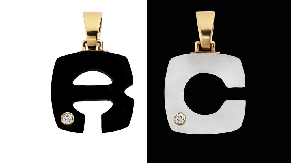 Переосмысленные подвески Splendente в виде букв доступны в вариантах из оникса (слева) или горного хрусталя Переосмысленные подвески Splendente в виде букв доступны в вариантах из оникса (слева) или горного хрусталя