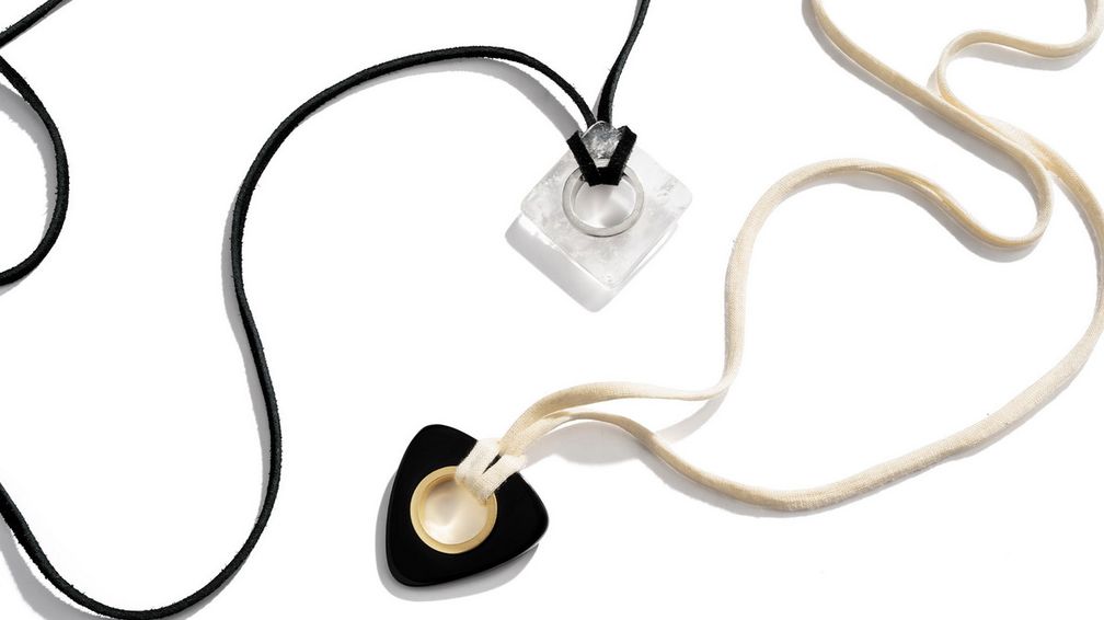 Сверху вниз: ожерелье Blocco с подвеской из горного хрусталя и платины на замшевом шнуре с бриллиантами и ожерелье Trio с подвеской из оникса и 18-каратного золота на хлопковом шнуре с бриллиантами Сверху вниз: ожерелье Blocco с подвеской из горного хрусталя и платины на замшевом шнуре с бриллиантами и ожерелье Trio с подвеской из оникса и 18-каратного золота на хлопковом шнуре с бриллиантами