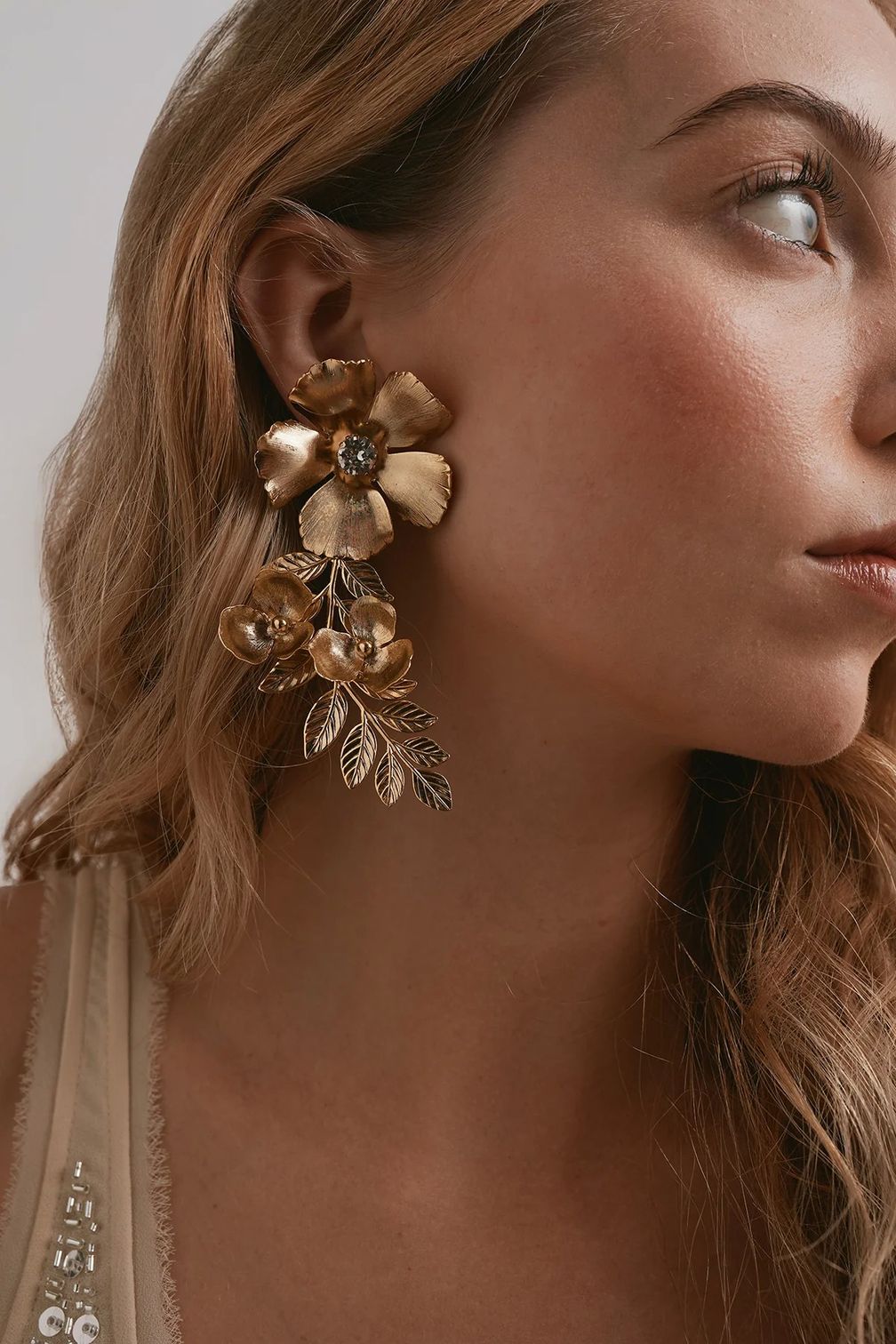 Серьги Ivy с кристаллами — одно из цветочных творений дизайнера Сары Билер Сассон для весенней коллекции Lelet 2026 года