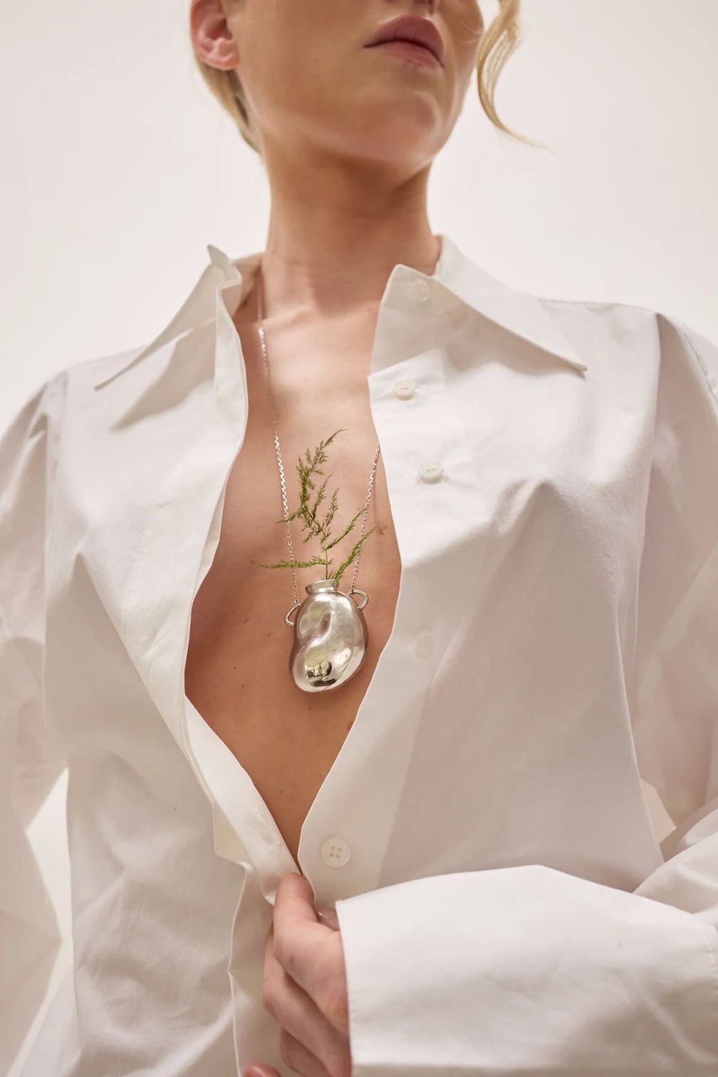 Украшение в виде вазы. Ожерелье Zoe в форме кувшина от Lelet полое, поэтому в него можно поставить стебель травы или цветок