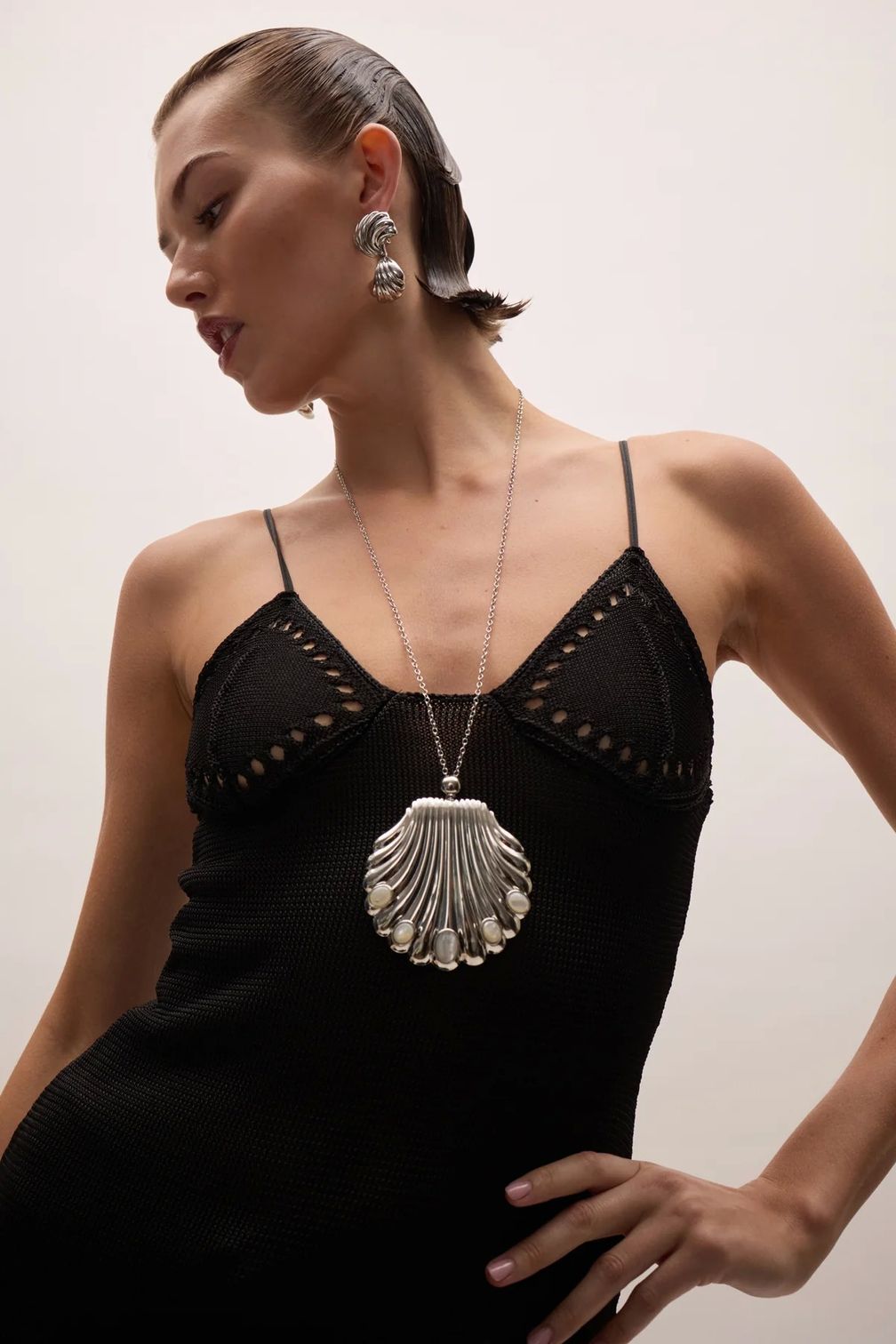 Серьги-подвески Vini и ожерелье Nellie в форме ракушки с перламутровой инкрустацией из весенней коллекции Lelet NY