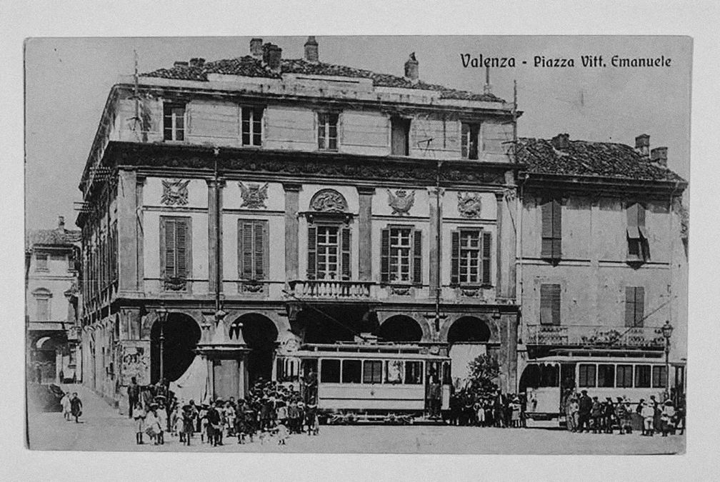 Площадь Витторио Эмануэле в Валенце, родном городе семьи Дамиани Площадь Витторио Эмануэле в Валенце, родном городе семьи Дамиани