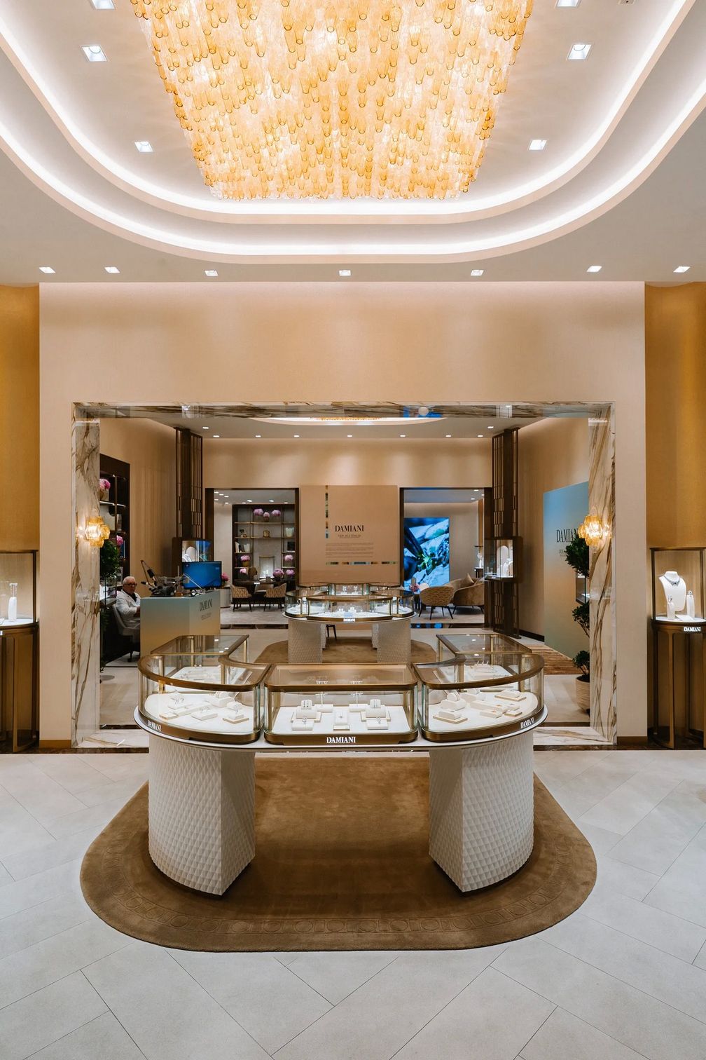 Внутри новой истории Damiani в Dubai Mall. Фото: Damiani Внутри новой истории Damiani в Dubai Mall. Фото: Damiani