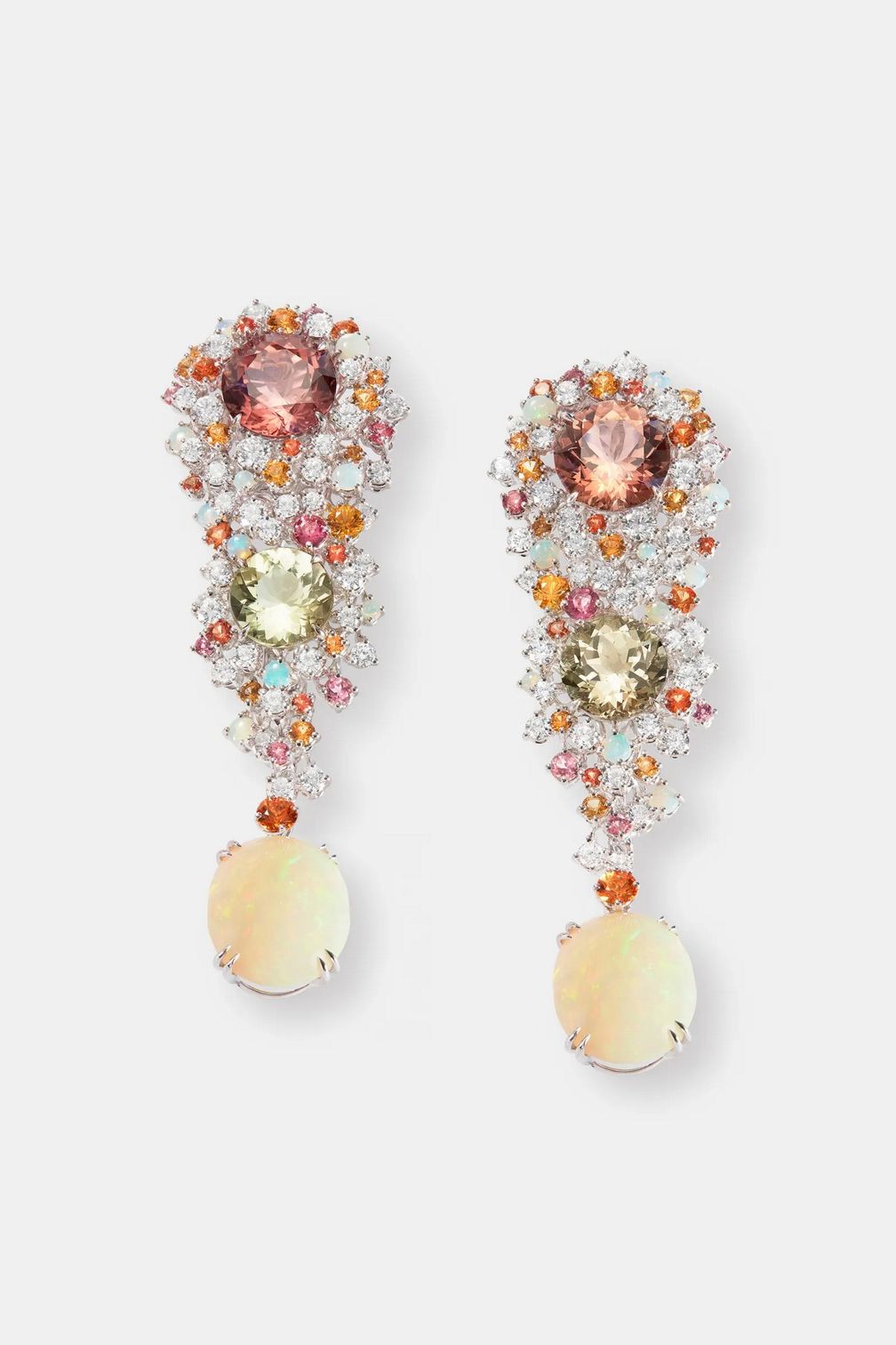 Серьги Magnifica от Damiani украшены опалами, турмалинами, бриллиантами и разноцветными сапфирами Серьги Magnifica от Damiani украшены опалами, турмалинами, бриллиантами и разноцветными сапфирами