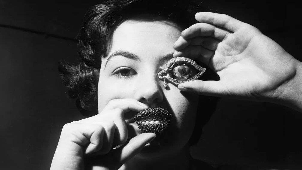 Брошь «Рубиновые губы» (1949) и часы «Глаз времени» (1949), созданные Сальвадором Дали