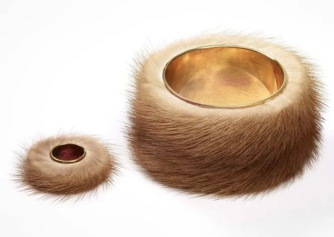 Меховые браслет и кольцо Мерет Оппенгейм
