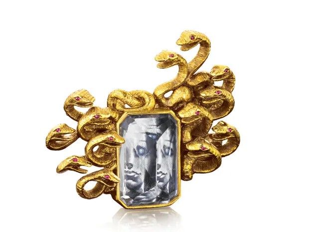 Брошь «Медуза» Сальвадора Дали, выполненная из золота, морганита и рубинов с миниатюрной картиной Дали, 1941 год. Одно из пяти оригинальных украшений, созданных в сотрудничестве с герцогом Фулько ди Вердура. Фото: Дэвид Бель, любезно предоставлено Verdura, LLC