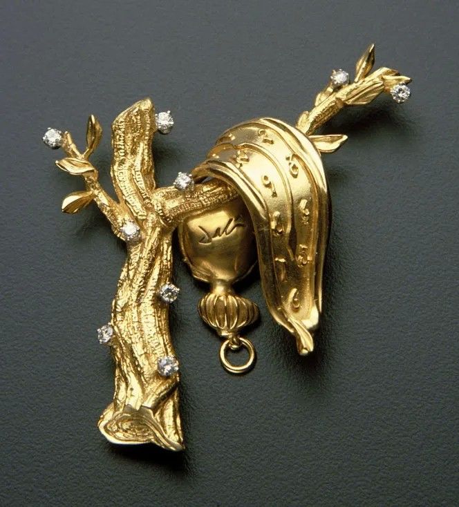 Брошь «Постоянство памяти» из золота, платины и бриллиантов. Дизайн Сальвадора Дали, изготовлено компанией Alemany and Ertman, 1949–1950 гг. Монреальский музей изящных искусств 