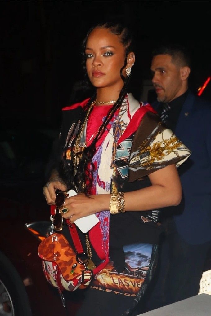 Рианна в часах Rolex King Midas 1970-х годов, украшенных ручной гравировкой в ​​виде шахматной доски