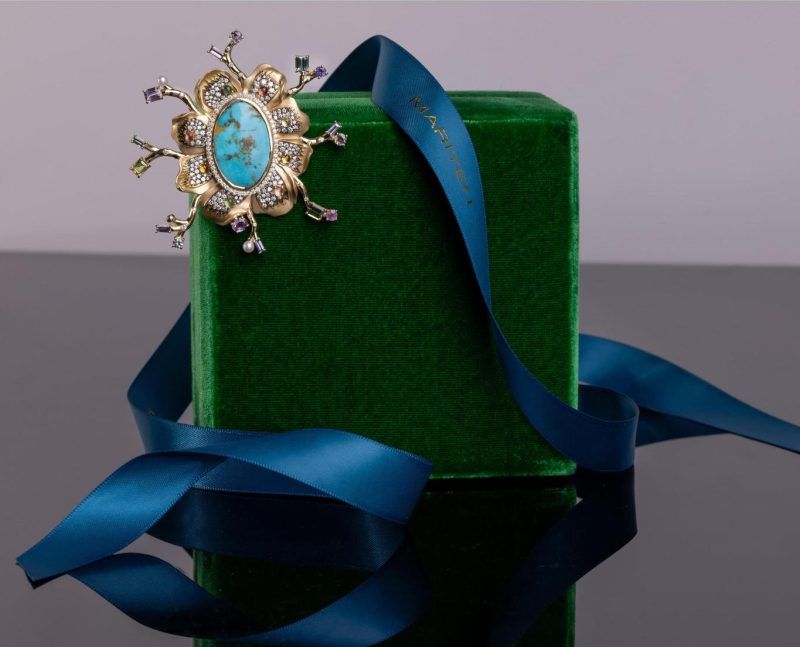 Анахита — древнеперсидская богиня воды, мудрости и плодородия, символизирующая силу и солидарность женщин. Брошь-подвеска «Анахита» из 18-каратного желтого золота, украшенная персидской бирюзой, турмалинами огранки кабошон, сапфирами и бриллиантами Анахита — древнеперсидская богиня воды, мудрости и плодородия, символизирующая силу и солидарность женщин. Брошь-подвеска «Анахита» из 18-каратного желтого золота, украшенная персидской бирюзой, турмалинами огранки кабошон, сапфирами и бриллиантами