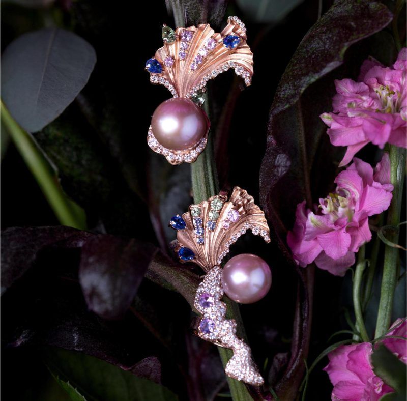 «Цветочное танго» из 18-каратного розового золота с пресноводным жемчугом, бриллиантами и сапфирами «Цветочное танго» из 18-каратного розового золота с пресноводным жемчугом, бриллиантами и сапфирами