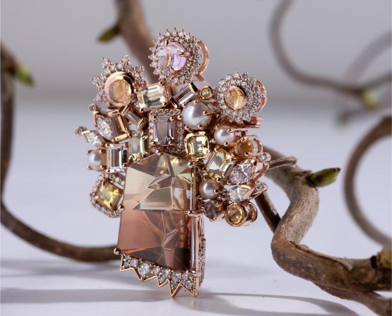 Брошь-подвеска «Древо жизни» из 18-каратного розового золота, украшенная 13-каратным турмалином, сапфирами пастельных тонов, бриллиантами и жемчугом Брошь-подвеска «Древо жизни» из 18-каратного розового золота, украшенная 13-каратным турмалином, сапфирами пастельных тонов, бриллиантами и жемчугом