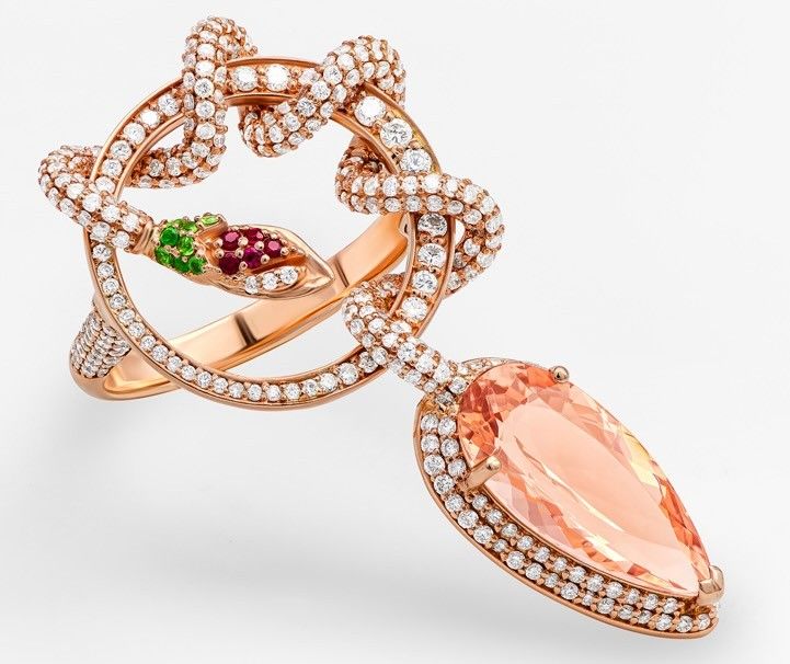 Кольцо «Объятия змеи» из 18-каратного розового золота с морганитом грушевидной формы в оправе из бриллиантов, яркими рубинами и цаворитами Кольцо «Объятия змеи» из 18-каратного розового золота с морганитом грушевидной формы в оправе из бриллиантов, яркими рубинами и цаворитами