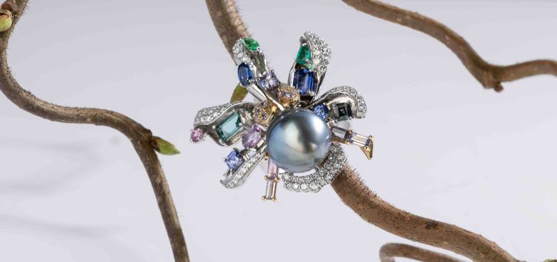 Кольцо Aqua («Вода») из коллекции «Орхидея» с таитянским жемчугом, турмалинами, изумрудами, сапфирами, танзанитами и бриллиантами в оправе из белого золота 18 карат Кольцо Aqua («Вода») из коллекции «Орхидея» с таитянским жемчугом, турмалинами, изумрудами, сапфирами, танзанитами и бриллиантами в оправе из белого золота 18 карат