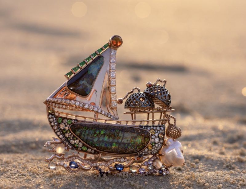 Украшение «Дух моря»: два окаменелых опала, жемчужина южных морей, цавориты, белые и коричневые бриллианты, разноцветные сапфиры, изумруды, лунный камень и золотистый топаз в оправе из розового золота 18 карат Украшение «Дух моря»: два окаменелых опала, жемчужина южных морей, цавориты, белые и коричневые бриллианты, разноцветные сапфиры, изумруды, лунный камень и золотистый топаз в оправе из розового золота 18 карат