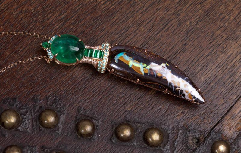 Украшение «Клинок благодати»: валунный опал, яркий изумруд, сияющий турмалин параиба и бриллианты в оправе из золота 18 карат Украшение «Клинок благодати»: валунный опал, яркий изумруд, сияющий турмалин параиба и бриллианты в оправе из золота 18 карат