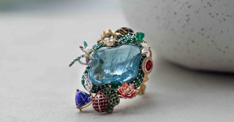 Кольцо Hayat (в переводе с арабского: «Жизнь») украшено аквамарином 22 карата в окружении инкрустированных драгоценными камнями водяной лилии, цветка лотоса, лягушки, стрекозы и божьей коровки. Вдохновлено прудом из детства Кольцо Hayat (в переводе с арабского: «Жизнь») украшено аквамарином 22 карата в окружении инкрустированных драгоценными камнями водяной лилии, цветка лотоса, лягушки, стрекозы и божьей коровки. Вдохновлено прудом из детства