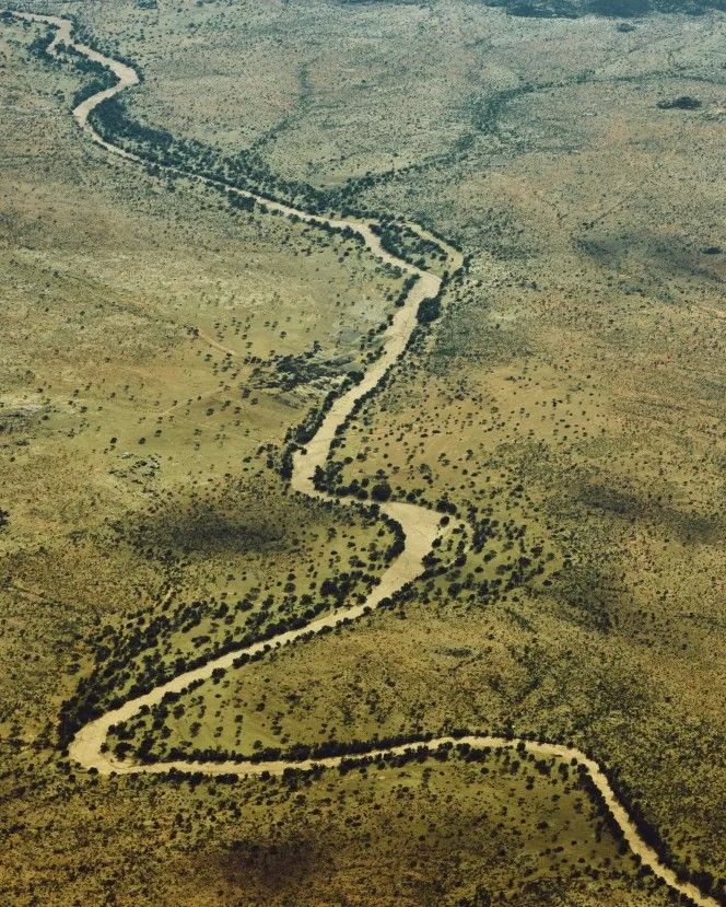 Засушливый ландшафт Намибии вдохновил Messika на создание коллекции ювелирных украшений высокого класса 2025 года. Фото: Yoann & Marco 