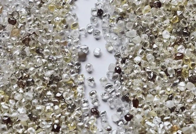 Необработанные алмазы. Фото: Yoann & Marco