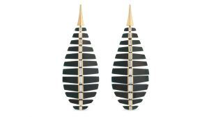 Новая геометрическая коллекция ювелирных украшений сочетает сверкающие камни с богатой древесиной