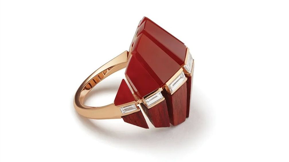 Кольцо Tambour из 18-каратного желтого золота, сердолика, красного дерева и бриллиантов багетной огранки