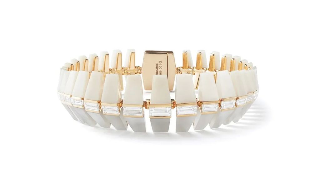 Браслет Tambourine («Бубен») из 18-каратного желтого золота, перламутра, белого опала и бриллиантов багетной огранки 
