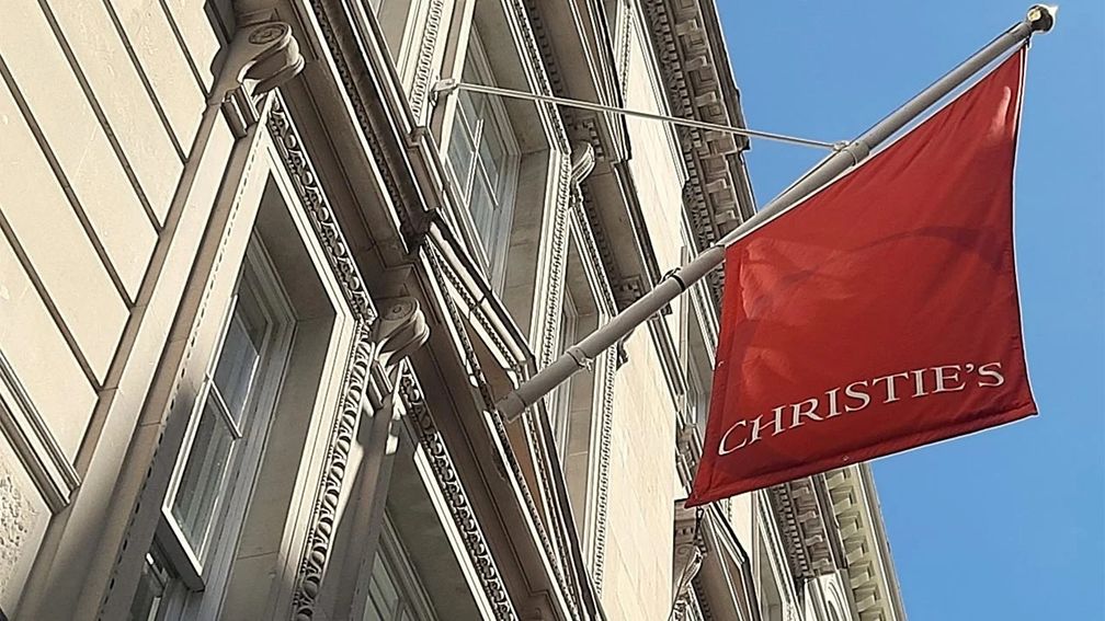 Участники аукциона выбирают цветные драгоценные камни