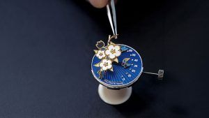 Van Cleef & Arpels переосмысливает образ бабочки в голубом агате и желтом золоте