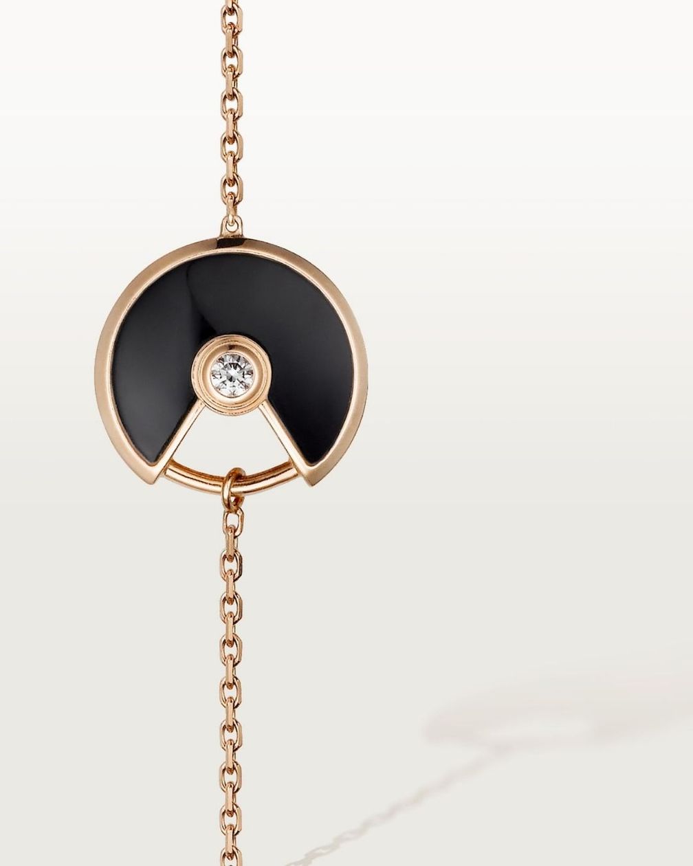 CARTIER: браслет Amulette de Cartier, модель XS из 18-каратного розового золота с бриллиантом и ониксом