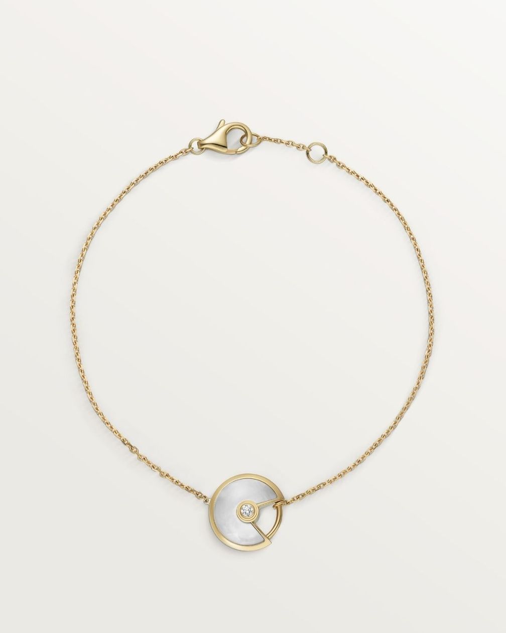 CARTIER: браслет Amulette de Cartier, модель XS из 18-каратного желтого золота с бриллиантом и белым перламутром