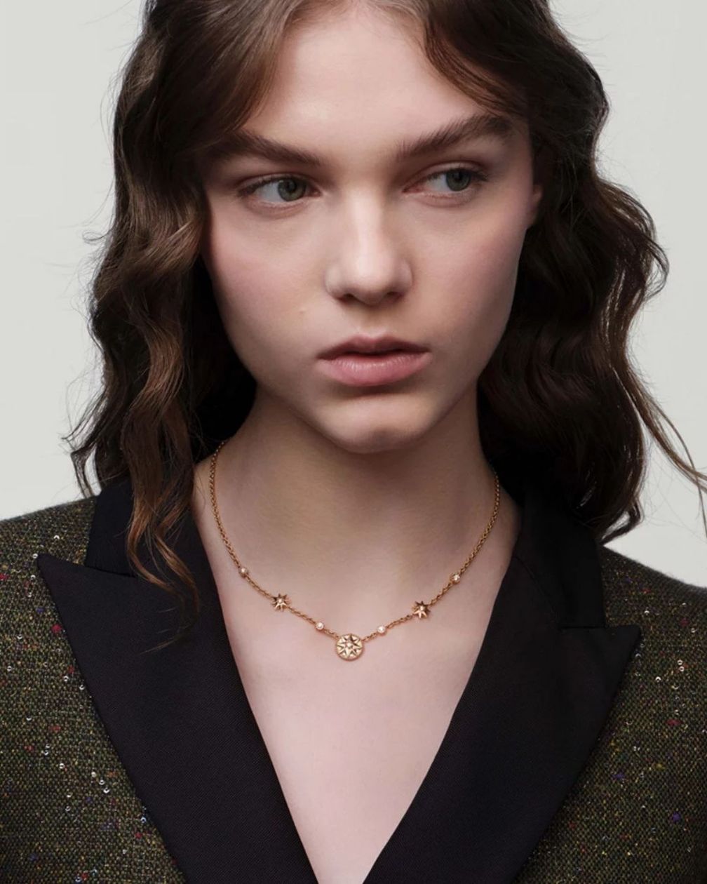 DIOR: ожерелье Rose des Vents из розового золота и бриллиантов