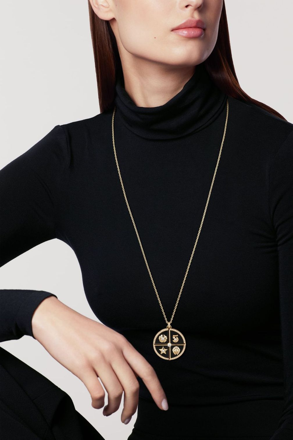 CHANEL: медальон Symboles, двусторонний дизайн, из 18-каратного желтого золота, бриллиантов и черного нефрита