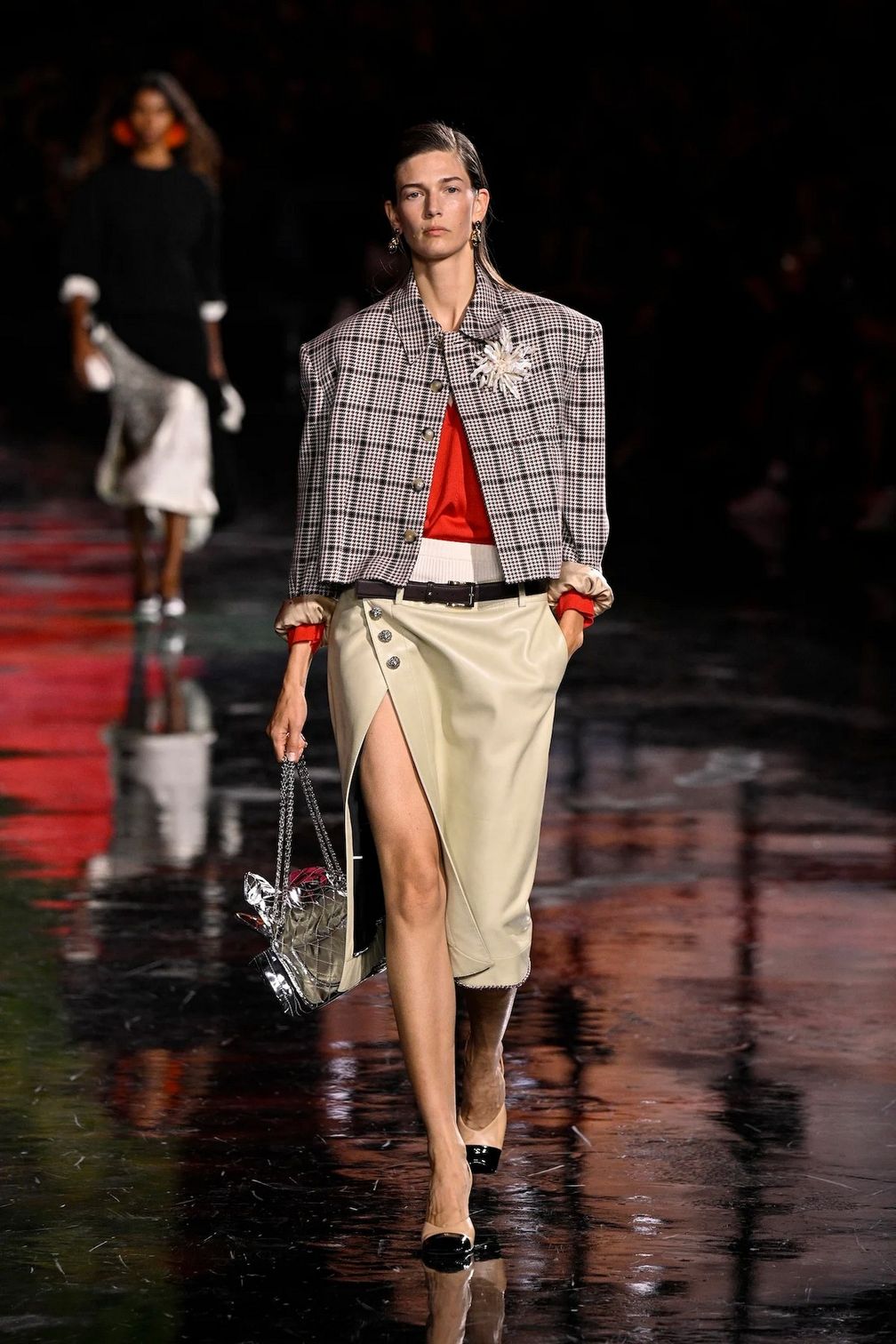 Модель идет по подиуму во время показа женской коллекции Chanel весна-лето — 2026 в рамках Парижской недели моды 6 октября 2025 года в Париже, Франция (фото: Кристи Спароу / Getty Images) Модель идет по подиуму во время показа женской коллекции Chanel весна-лето — 2026 в рамках Парижской недели моды 6 октября 2025 года в Париже, Франция (фото: Кристи Спароу / Getty Images)