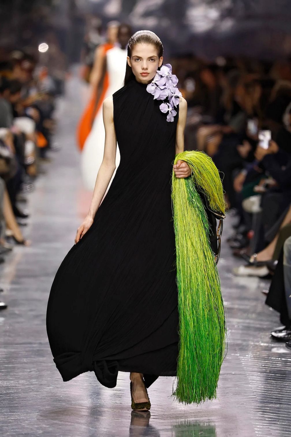 Модель идет по подиуму во время показа коллекции высокой моды Christian Dior весна-лето — 2026 в рамках Парижской недели моды 26 января 2026 года в Париже, Франция (фото: Estrop / Getty Images) Модель идет по подиуму во время показа коллекции высокой моды Christian Dior весна-лето — 2026 в рамках Парижской недели моды 26 января 2026 года в Париже, Франция (фото: Estrop / Getty Images)