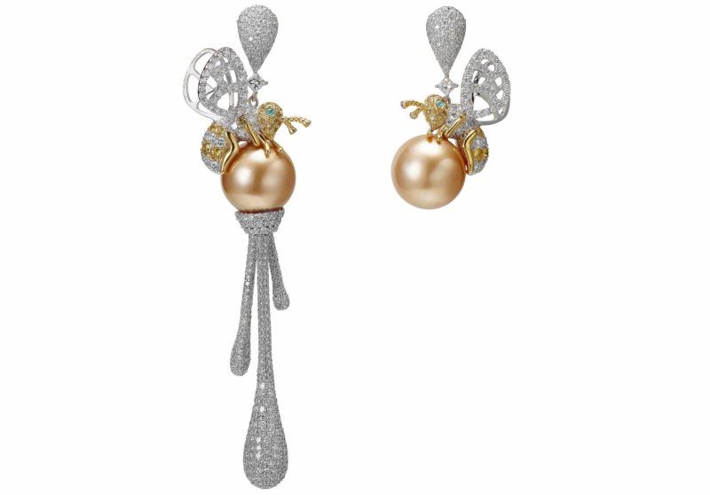 Серьги Song of Devotion, изготовленные вручную из 18-каратного золота, инкрустированные натуральными белыми бриллиантами и желтыми сапфирами. В центре — золотистая жемчужина южных морей. Пчелы украшены редкими бразильскими турмалинами параиба