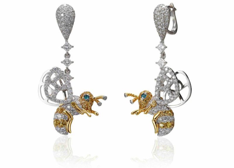 Серьги Song of Devotion. Изготовлены вручную из 18-каратного золота, инкрустированы натуральными белыми бриллиантами и желтыми сапфирами. Глаза пчел украшены редкими бразильскими турмалинами параиба