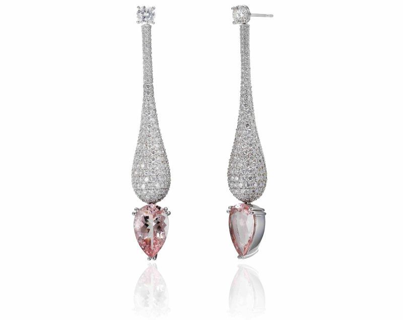 Серьги Drops of Grace с морганитом. Изготовлены вручную из 18-каратного белого золота и инкрустированы натуральными белыми бриллиантами общим весом около 9 карат. Серьги украшены драгоценными морганитами весом около 8 карат 